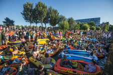 910636 Afbeelding van deelnemers aan de Rubberboot Missie 2016 in het Griftpark te Utrecht. N.B. Tijdens de Rubberboot ...